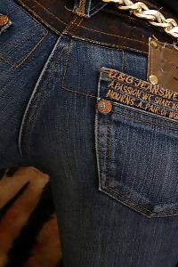 Sizzling Amari Eroctically Pulls Down Her Jeans Against The Camera